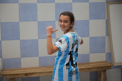 Emma Rodriguez, feliz, con la camiseta que le regalaron las jugadoras de Racing