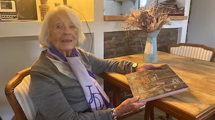 Emma Solanet de Aráoz, hija de Emilio, junto a un ejemplar del nuevo libro "Gato, Mancha, Aimé"