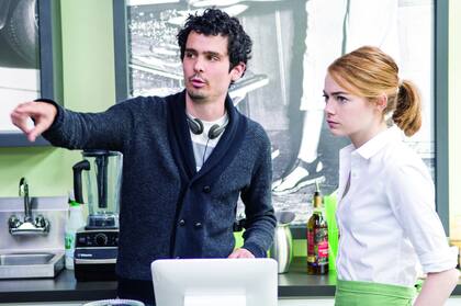 Emma Stone (28) recibe indicaciones
de Chazelle (32), quien estudió percusión, pero se dedicó al cine: aquella frustración inspiró Whiplash, su película anterior
