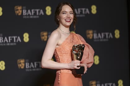 Emma Stone con su premio Bafta a la mejor actriz por Pobres criaturas: es la favorita de cara al domingo, pero puede haber sorpresas