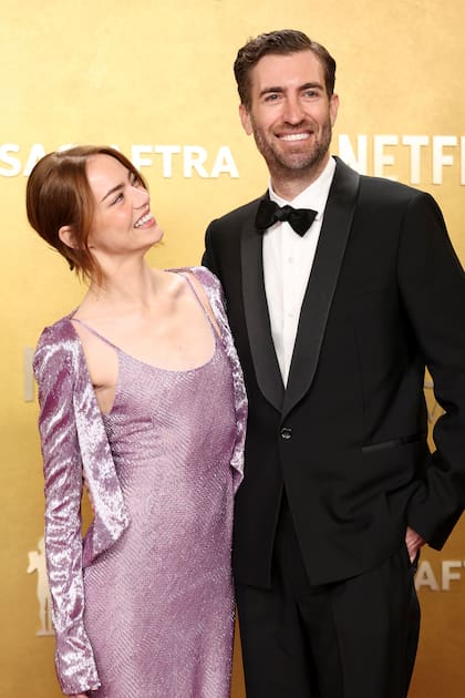 Emma Stone, con un vestido lencero bordado a mano y un cárdigan a juego de Louis Vuitton, posa con su marido Dave McCary. Se casaron en 2020 y son padres de Louise, nacida en marzo de 2021