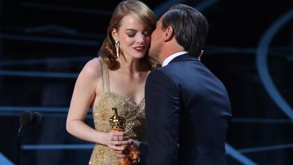 Emma Stone recibe su Oscar de la mano de Leonardo DiCaprio en febrero de 2017, antes del histórico papelón