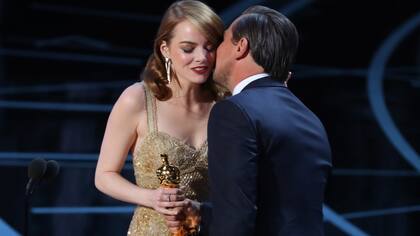 Emma Stone recibe su Oscar de la mano de Leonardo DiCaprio