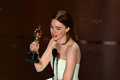 Emma Stone se emocionó hasta las lágrimas al recibir su Oscar como Mejor actriz