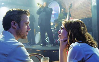 Emma Stone y Ryan Gosling conforman una pareja insuperable para un musical filmado en escenarios reales de Los Ángeles