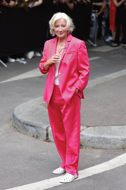 Emma Thompson muy canchera para el desfile de Armani Privé en la Semana de la Moda de París.