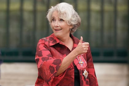 Emma Thompson, vestida por Emilia Wickstead. La actriz, que es dama del Imperio británico, fue a la abadía sin tocado, algo que exigía el protocolo.