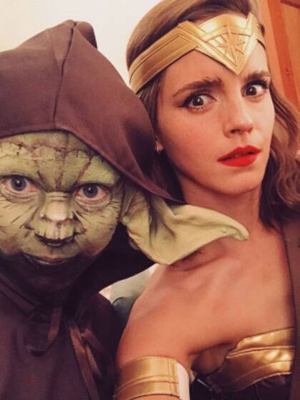Emma Watson como la Mujer Maravilla, acompañada de Yoda