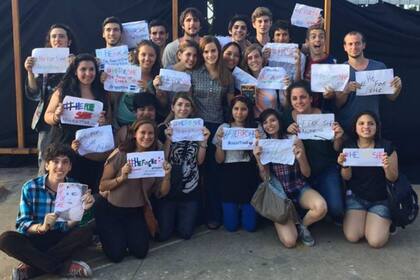 Emma Watson junto a sus fanáticos, antes de despedirse de Argentina