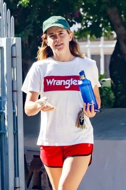 Emma Watson fue fotografiada después de una larga caminata por la costa de Ibiza. Con shorts rojos y una gorrita deportiva, la actriz de Harry Potter se encuentra en la isla española disfrutando de unos días de relax antes de volver a retomar las grabaciones de una nueva película en Gran Bretaña