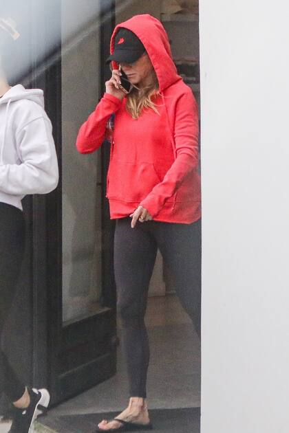 Jennifer Aniston fue fotografiada hablando por teléfono luego de una clase de pilates con su entrenador en West Hollywood. Desde hace un tiempo, la actriz de 56 años se unió a Pvolve, un programa que combina resistencia con movimiento para ayudar a esculpir y fortalecer el cuerpo