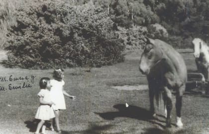 Emma y Emilia Solanet junto a Gato y Mancha, más atrás