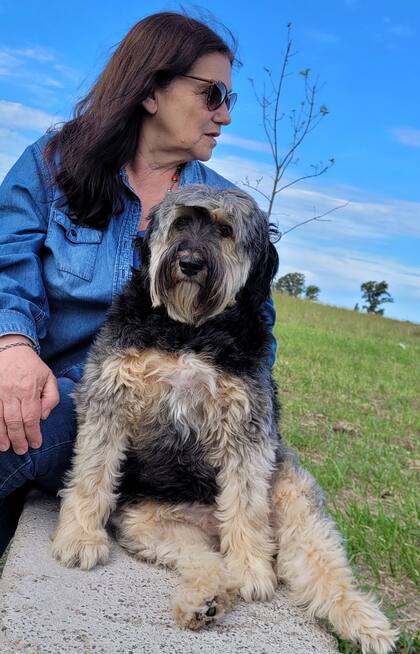 Emma y Stella Maris, la esposa de Luis. "Le encanta sentarse unos minutos en el banco de la plaza".