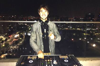 Vázquez, con la vista de Santiago detrás: se define melómano, hoy prefiere la música electrónica y, como DJ, su referencia es Hernán Cattáneo