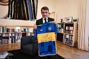 Un diputado de Francia criticó a Macron por posar con una camiseta de Boca firmada por Milei