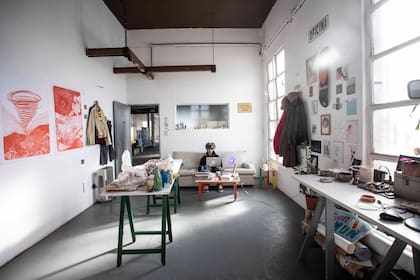 Emmanuel Alfonso, ceramista y diseñador grafico, en su taller de Deofi Estudio