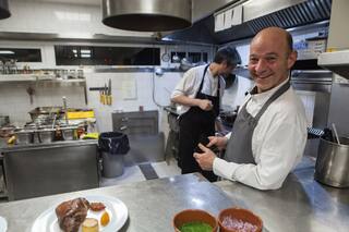 Es francés, llegó a la Argentina de mochilero y se consagró en Ushuaia