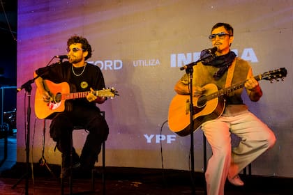 Emmanuel Horvilleur dio un show acústico para los clientes e invitados de Ford.