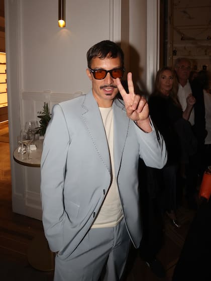 Emmanuel Horvilleur lució un traje celeste, que acompañó con una remera blanca y lentes ahumados; en el evento se cruzó con Calu Rivero, con quien mantuvo un romance entre 2010 y 2012. Lejos de mostrarse incómodos, ambos disfrutaron de una divertida charla