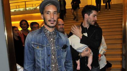 Emmanuel Horvilleur saliendo del teatro con Michel Noher -que lleva en sus brazos a Antón- y Celeste Cid