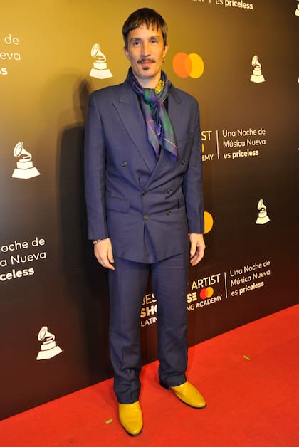 Emmanuel Horvilleur siempre está muy atento a su look y esta ocasión no fue la excepción, lució un traje violeta, que combinó con unas llamativas botas amarillas
