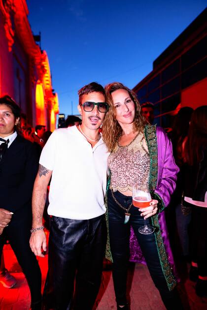 Emmanuel Horvilleur y Catarina Spinetta charlaron en la previa del desfile.