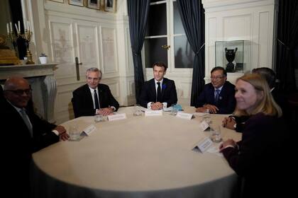 Emmanuel Macron (C) durante una reunión con Alberto Fernández y Gustavo Petro en París el 11 de noviembre 