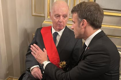 Emmanuel Macron conversa con Daniel Barenboim durante la ceremonia