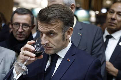 Emmanuel Macron en una desgustación de vinos, en Francia