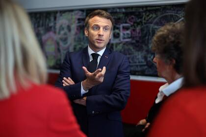 Emmanuel Macron habla con miembros del personal de Radio France antes de una entrevista en un programa de la mañana (Archivo) 