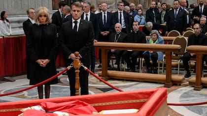 Emmanuel Macron junto a su esposa en velorio del papa Francisco