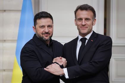 Emmanuel Macron junto al presidente ucraniano Volodimir Zelensky