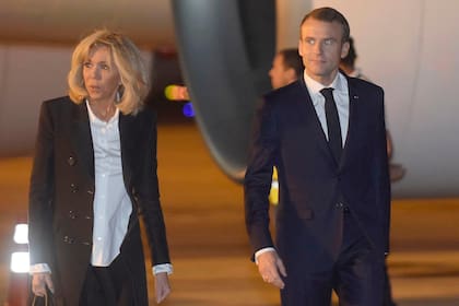 Emmanuel Macron llegó a la Argentina acompañado por su esposa