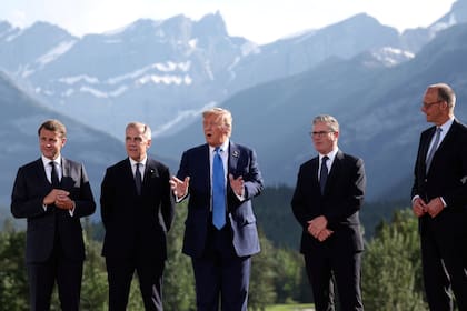Emmanuel Macron, Mark Carney, Donald Trump, Keir Starmer y Friedrich Merz en la cumbre del G7 en Canadá