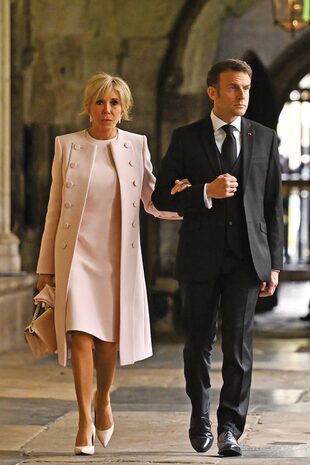 Emmanuel Macron, presidente de Francia, con su mujer Brigitte, que eligió un conjunto de Nicolas Ghesquière para Louis Vuitton.
