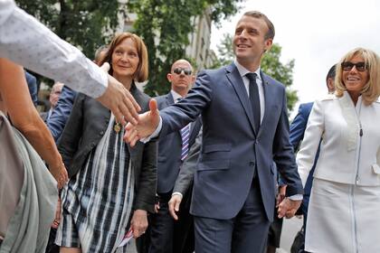 Emmanuel Macron recorrió Plaza de Mayo junto a su mujer y saludó a varias personas