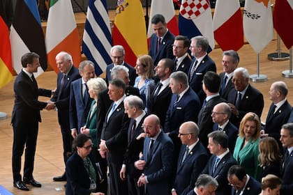 Emmanuel Macron saluda a funcionarios y líderes europeos en Brsuelas. (JOHN THYS / AFP)