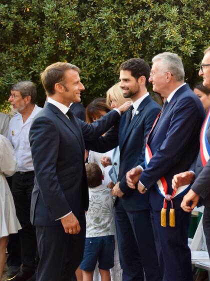 Emmanuel Macron saluda a Ian Sielecki