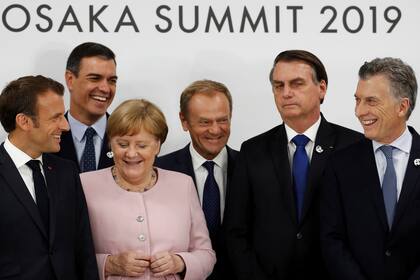 Emmanuel Macron se ríe junto a Angela Merkel y Mauricio Macri