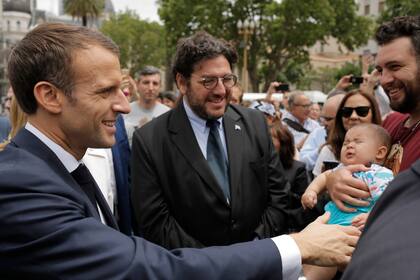 El presidente de Francia, Emmanuel Macron y el ministro de cultura Pablo Avelluto