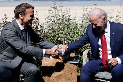 Emmanuel Macron y Joe Biden durante la cumbre del G7 en Gran Bretaña