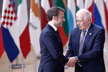 Emmanuel Macron y Josep Borrell, en la cumbre en Bruselas. (Sameer Al-Doumy / AFP)