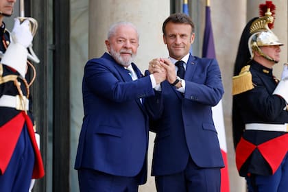 Emmanuel Macron y Luiz Inacio Lula da Silva, antes de un almuerzo de trabajo el viernes 23 de junio de 2023 en el Palacio del Elíseo en París.