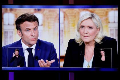Emmanuel Macron y Marine Le Pen, durante el debate en Francia. (Photo by Ludovic MARIN / AFP)