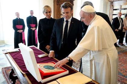 Emmanuel Macron y su esposa Brigitte Macron durante una visita al Vaticano