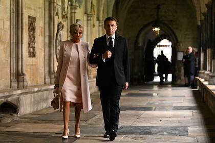 Emmanuel Macron y su esposa durante la coronación