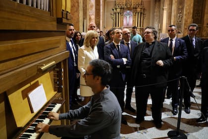 Emmanuel Macron y su esposa en la Catedral Metropolitana