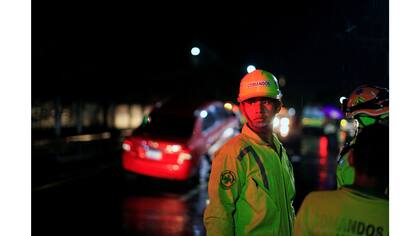 Emmanuel Martínez se encuentra en la escena de un accidente automovilístico en San Salvador