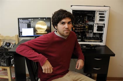 Emmanuel Ortiz (22) "produce" bitcoins en Rosario