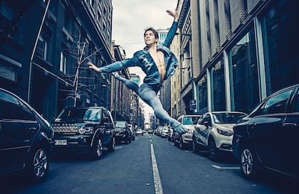 Emmanuel Vázquez. Excepción a la regla, es uno de los pocos argentinos de veintipico con rango de primer bailarín en una compañía extranjera. Este año lo promovieron en el Ballet del Teatro Municipal de Santiago, en Chile